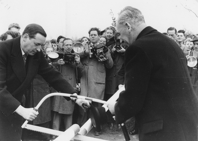 841747 Afbeelding van de feestelijke openstelling van de Weg No. 7 van Schoonhoven naar Lopik (later de M.A. ...